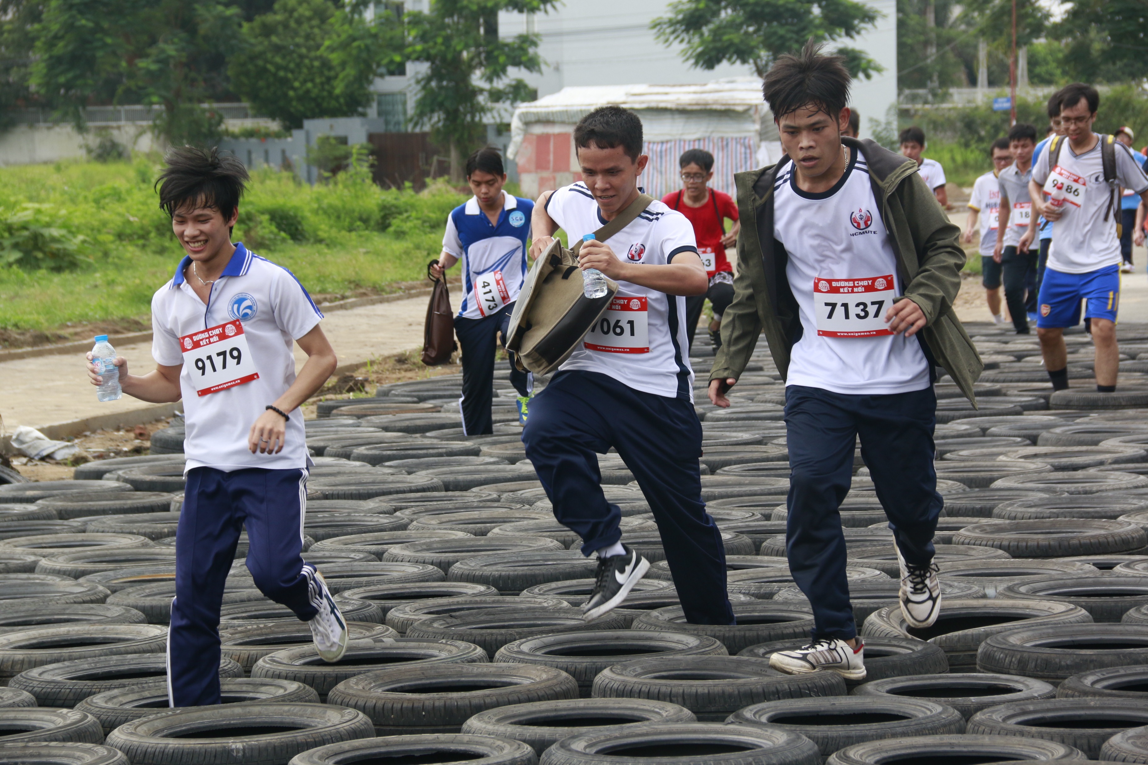 Những trạm chướng ngại vật độc đáo trên suốt 5 km đường chạy