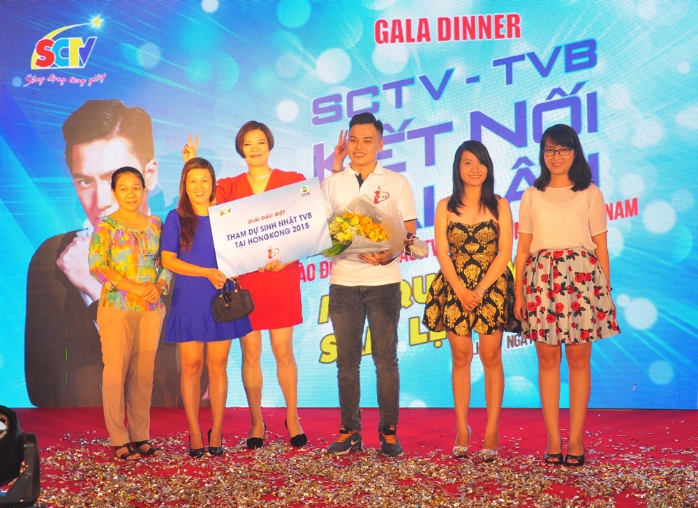 Đại diện TVB (áo đỏ) chụp hình lưu niệm cùng 5 trong số 6 fan may mắn sẽ đi tham dự sinh nhật TVB trong sự kiện “SCTV - TVB Kết nối dài lâu” được tổ chức ngày 12/9.