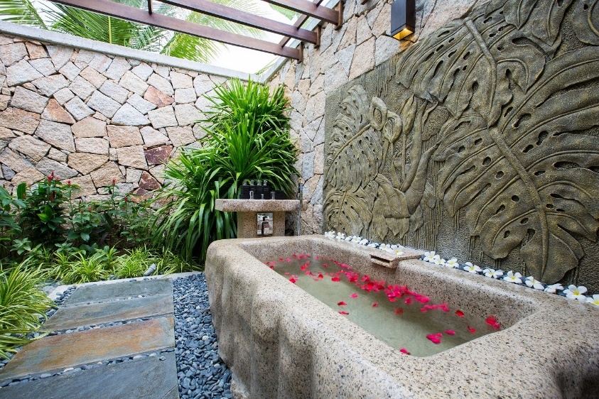 Từ đây đến 23/12, mức giá phòng tại đây từ hơn 3,5 triệu đồng/đêm, kèm buffet sáng miễn phí (áp dụng cho người Việt Nam, Việt kiều và người nước ngoài sống tại Việt Nam). Riêng cặp đôi có thể lựa chọn gói trăng mật 3 ngày 2 đêm giá từ 12 triệu đồng (chưa bao gồm thuế phí).