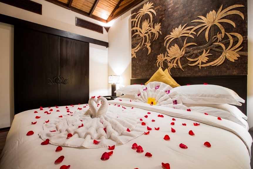 Gói nghỉ dưỡng dành cho 2 người, bao gồm 2 đêm nghỉ tại Ocean Villa có tầm nhìn hướng biển, trang trí giường kiểu uyên ương và dịch vụ đưa đón sân bay quốc tế Cam Ranh.