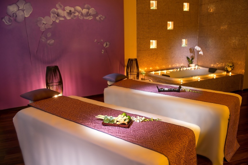 Bên cạnh thức uống chào đón khi nhận phòng, cả hai có dịp thưởng thức một bữa ăn tối dưới ánh nến bên vịnh Nha Trang kèm một chai rượu vang sủi và một giờ trị liệu spa.