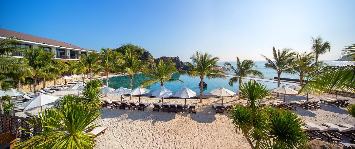 Resort đạt chuẩn 5 sao, được xây dựng trên hòn Chồng, bãi Tiên, gồm 113 phòng và biệt thự hướng biển sang trọng.