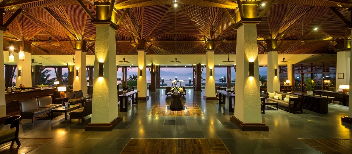 Phong cách kiến trúc độc đáo và nghệ thuật bài trí khéo léo, khắc họa rõ nét yếu tố địa phương tạo ra một không gian mở, hòa quyện với thiên nhiên và vẫn giữ sự kín đáo riêng tư, nơi khách có thể thư giãn và nuông chiều bản thân.