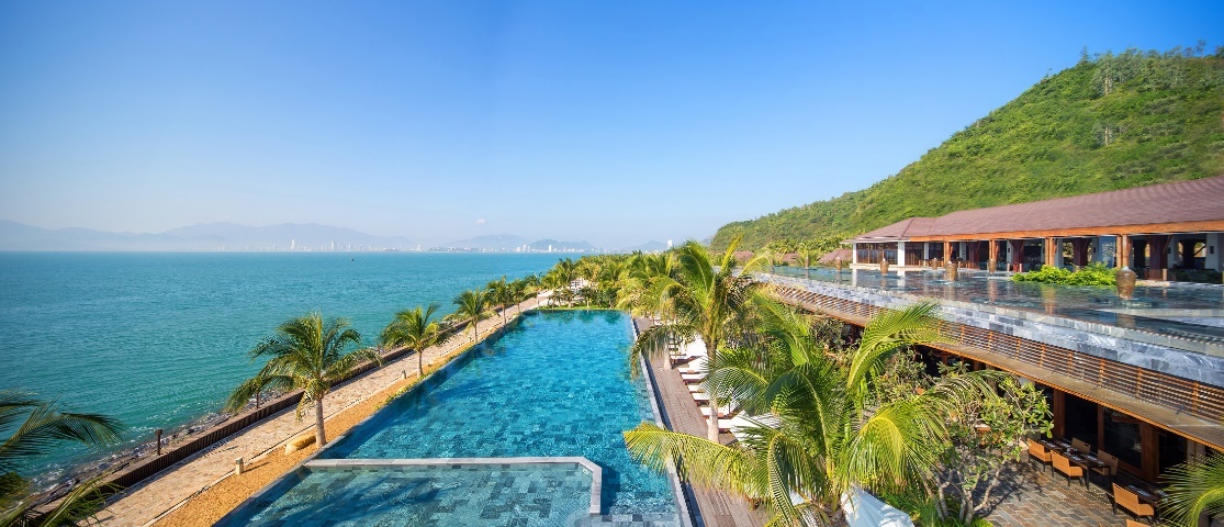 Hai hồ bơi lớn, một hồ bơi nước ngọt 700 m2, một hồ bơi nước mặn 2.500 m2 và các công trình dịch vụ tiện ích khác mang đến không gian nghỉ dưỡng đẳng cấp cho kỳ nghỉ lãng mạn, đám cưới bên bờ biển, tuần trăng mật…