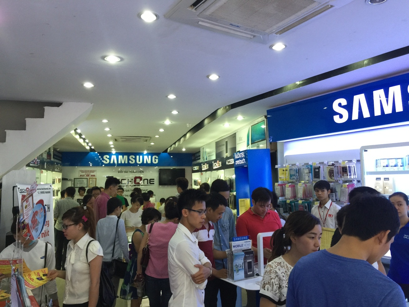 Lượng khách hàng mua iPhone 6 tặng mạnh.