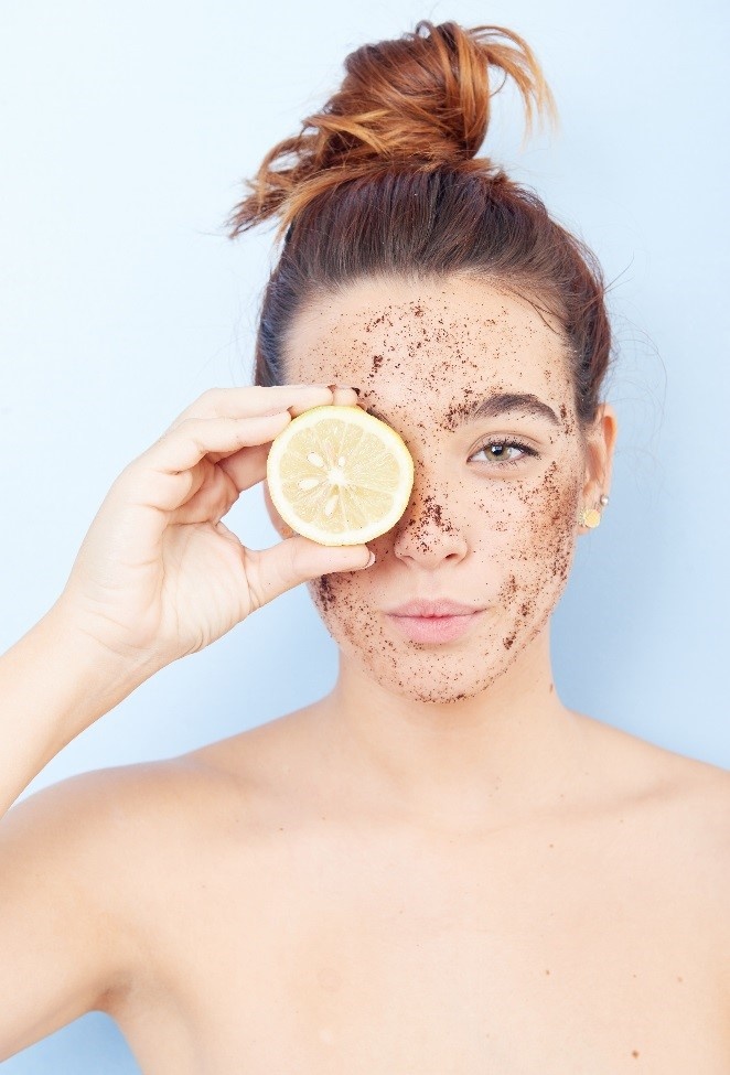 Tẩy da chết hàng tuần giúp làn da tươi mới và dễ dàng hấp thu các dưỡng chất.