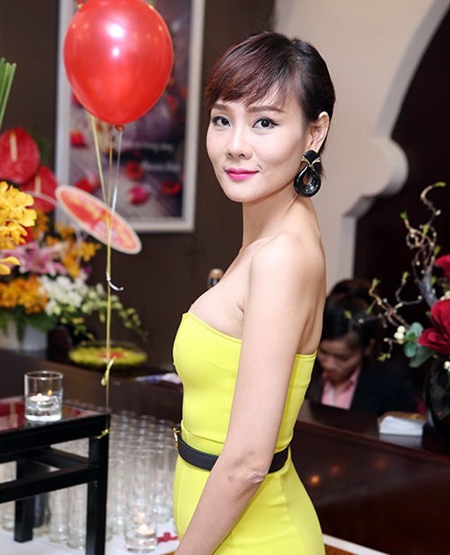 Dương Yến Ngọc từng sở hữu gương mặt thiếu cân đối do mũi bị hểnh, gương mặt có nhiều điểm bị hóp, bọng mắt và mu bàn tay xương xẩu.