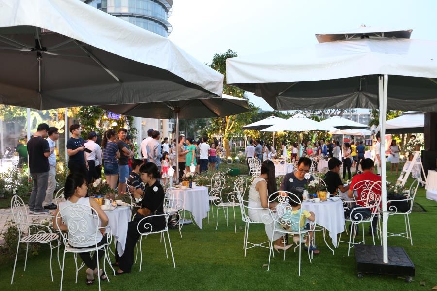 Hang nghin co gai tham du vuon hong doc dao o TP HCM hinh anh