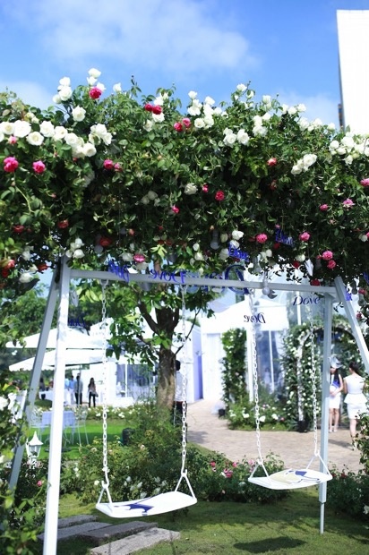 Những lối đi đầy hoa hút hồn các cô gái trẻ.