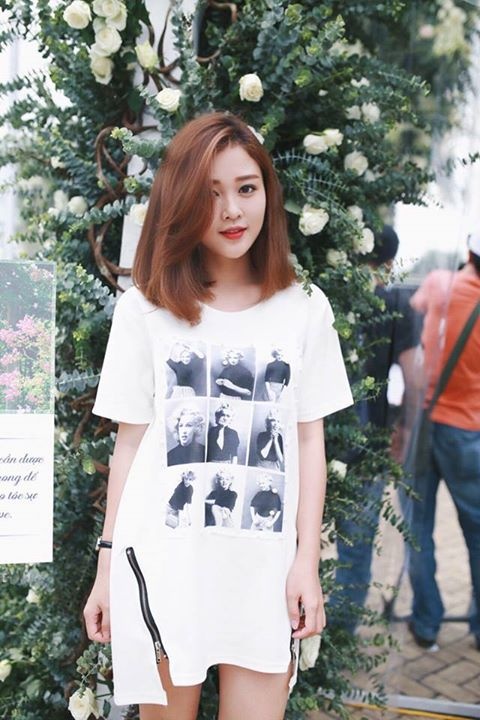 Vườn hồng còn thu hút cả cô nàng Thủy Nguyễn hay còn được mọi người biết đến với nickname Ribi Sachi. Cô nàng hài hước đùa rằng “Đang lạc vào vườn hồng cổ tích nhưng chưa có hoàng tử nào đến đón hiuhiu. Siêu đẹp, siêu lãng mạn luôn”.