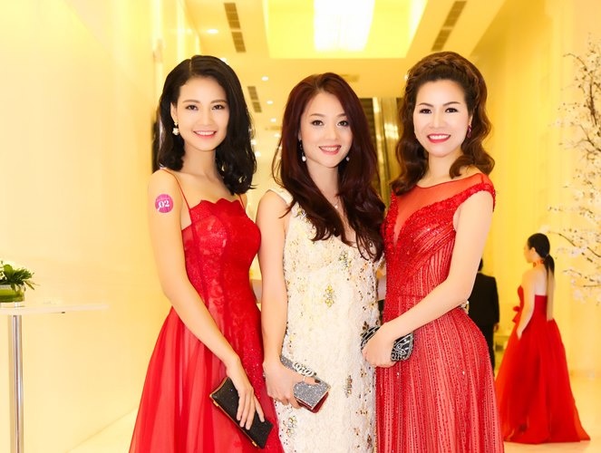 Dan hoa hau quy ba do dang trong su kien ton vinh nu quyen hinh anh