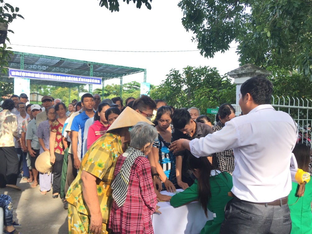 Cong ty Rohto Viet Nam to chuc cham soc mat cho cong dong hinh anh