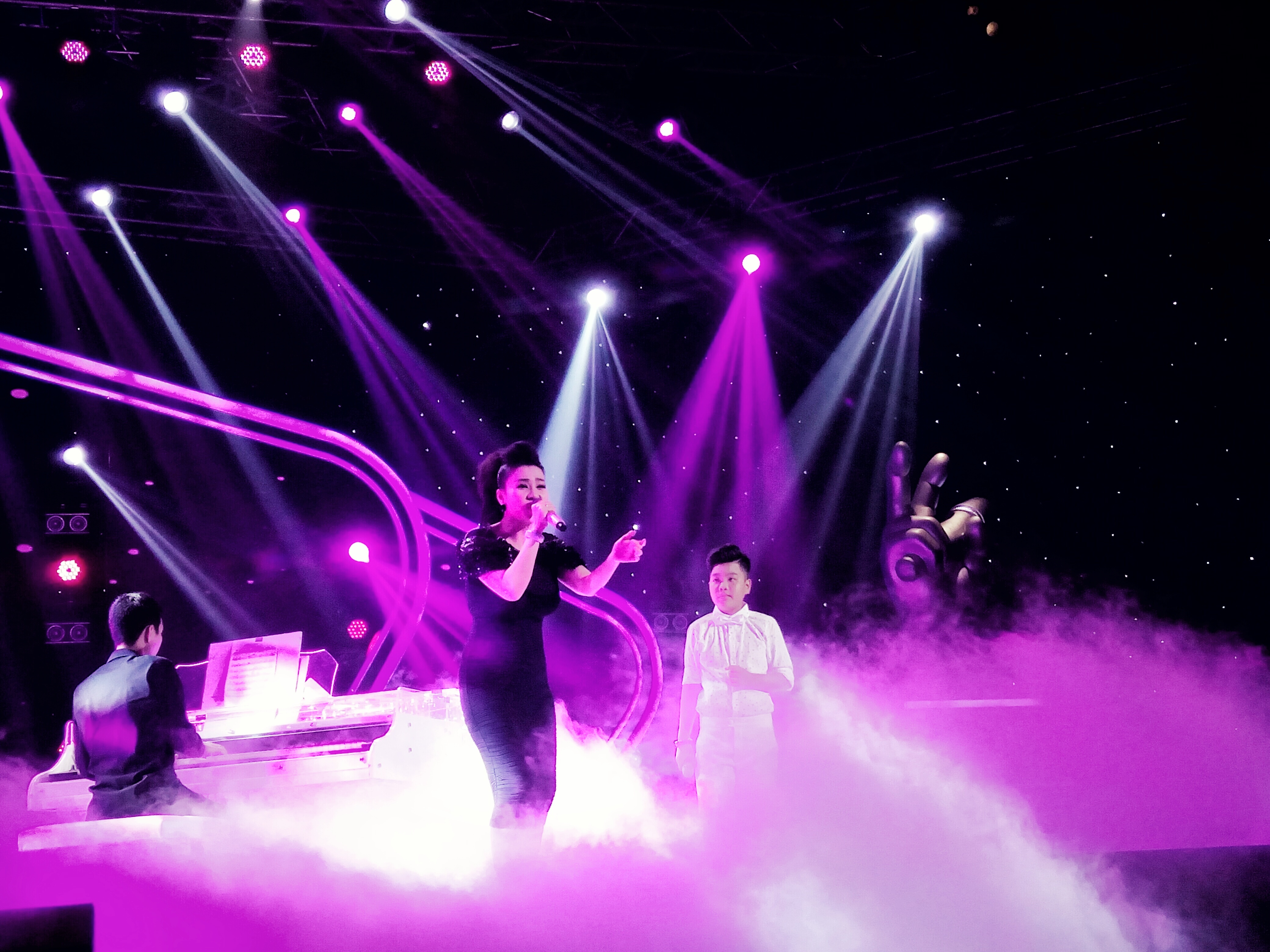 Hoc tro Duong Khac Linh duoc Thu Minh diu dat tren san khau hinh anh