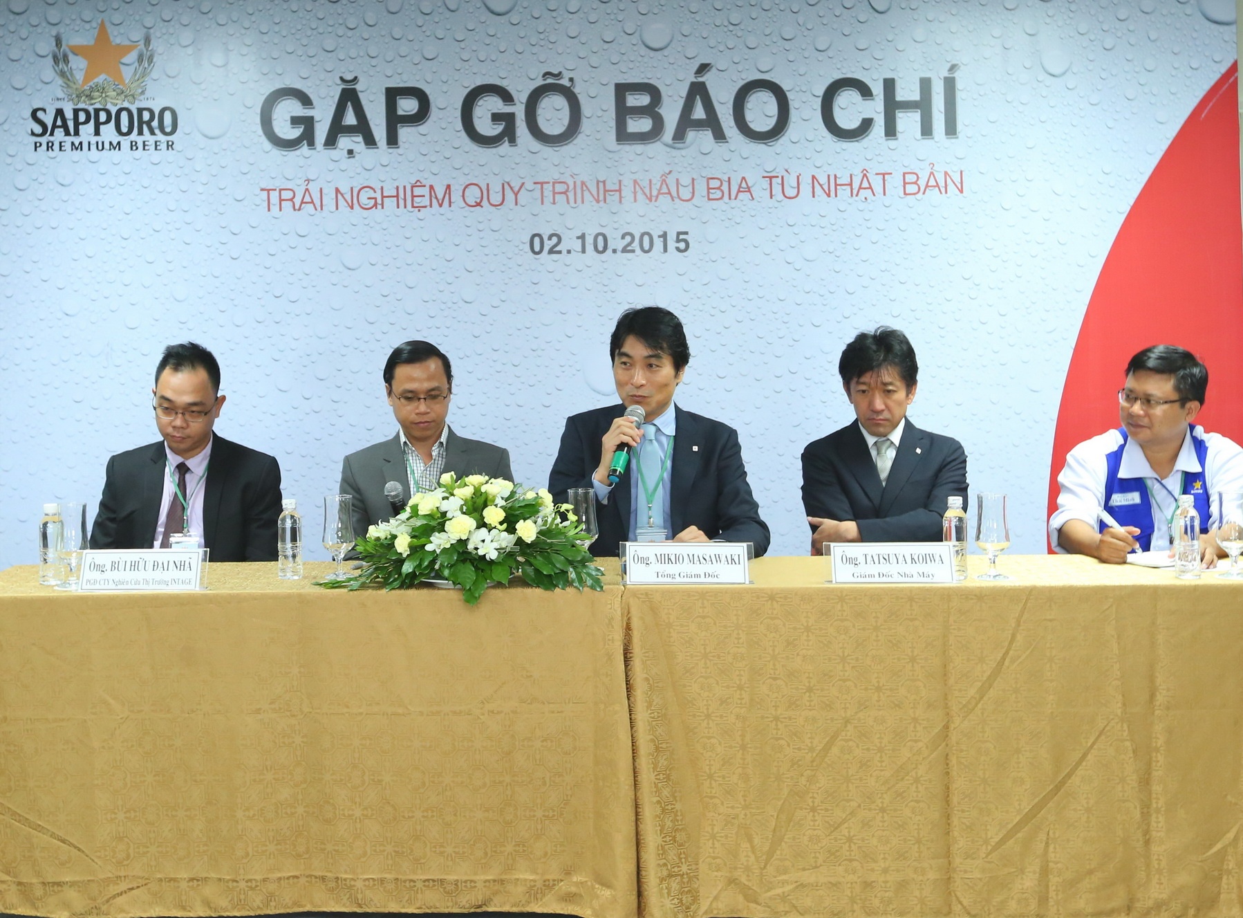 Ong Mikio Masawaki (giua) - Ong Tatsuya Koiwa cung tra loi bao chi