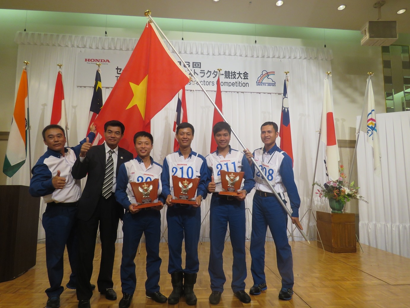 Đoàn Việt Nam tại cuộc thi Hướng dẫn viên lái xe an toàn 2015.