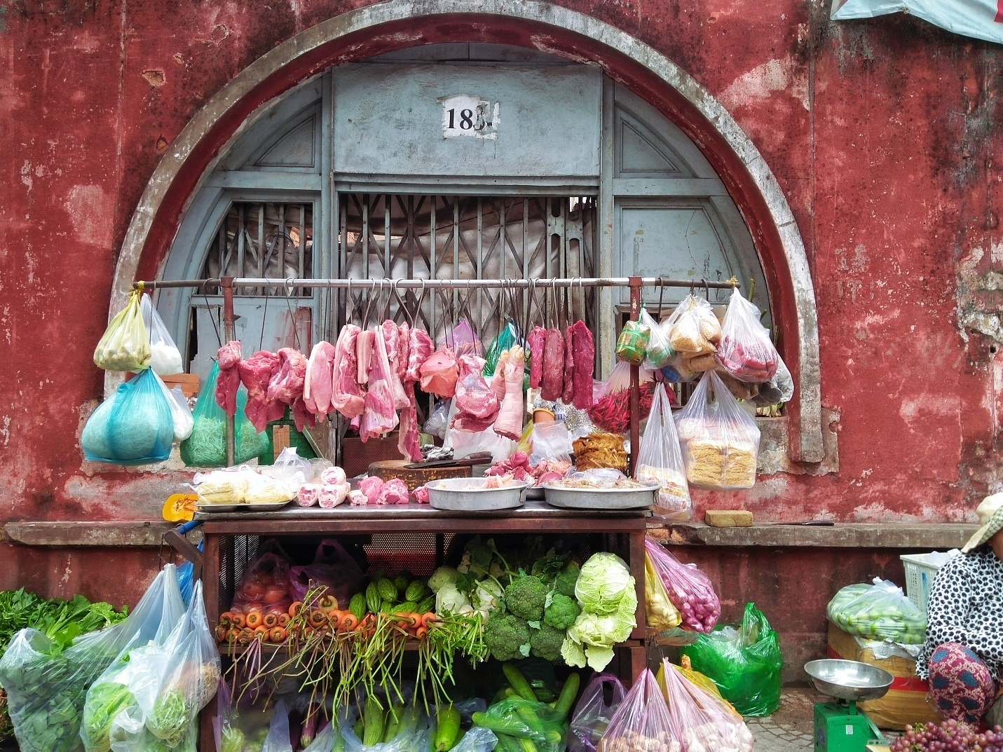 Thiết kế lấp lánh hiệu ứng kim cương, mức giá hợp lý và camera tốt kết hợp phần mềm chụp ảnh là những yếu tố giúp Mirror 5 ghi điểm với người dùng. Trong ảnh, một gian chợ sáng hiện lên sinh động và bắt mắt qua ống kính smartphone này.