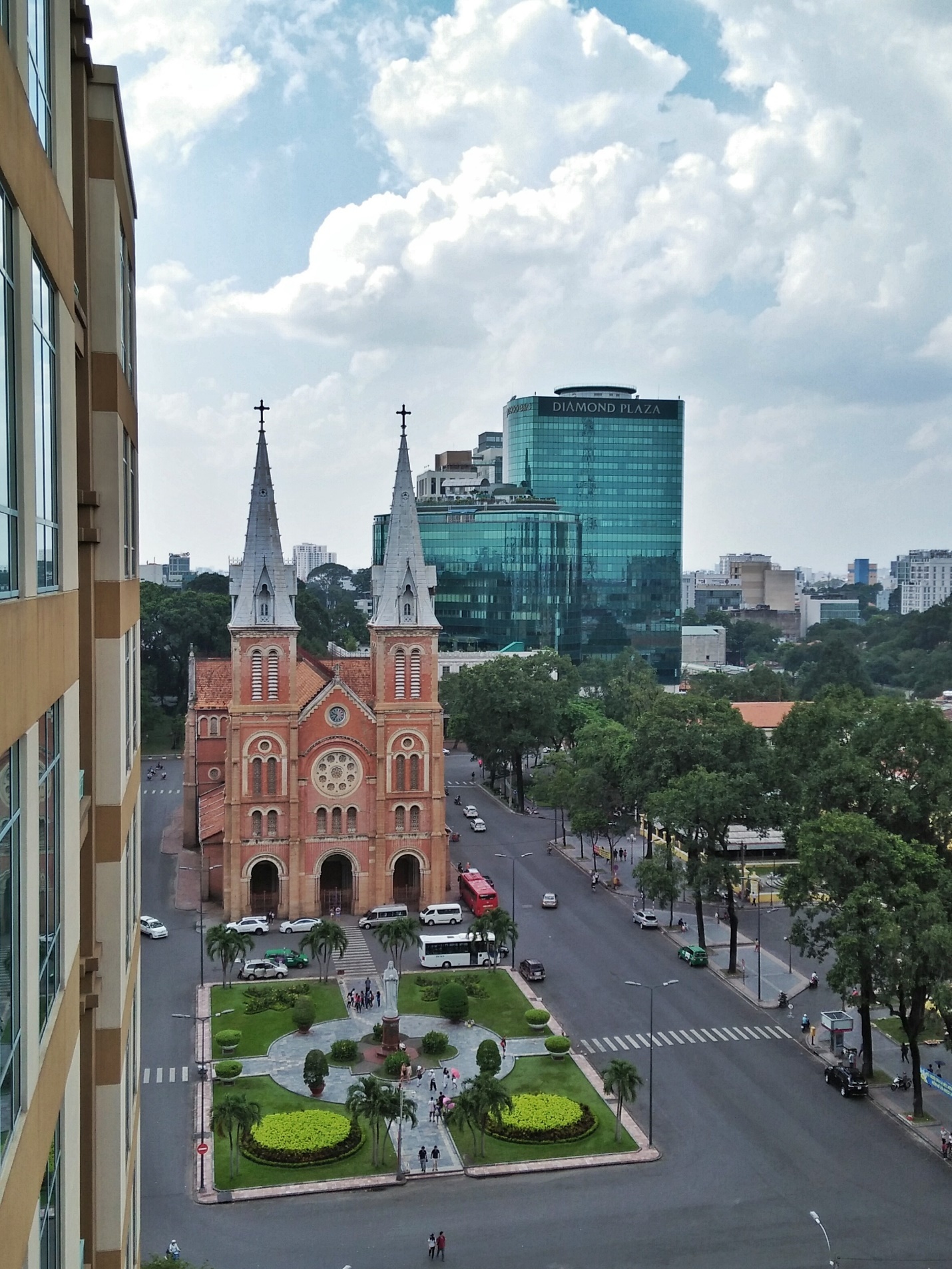 Nhà thờ Đức Bà ở một góc nhìn khác. Chế độ chụp ảnh HDR của Mirror 5 cho ảnh chất lượng cao, cân bằng ánh sáng tốt cả trong điều kiện thiếu sáng.