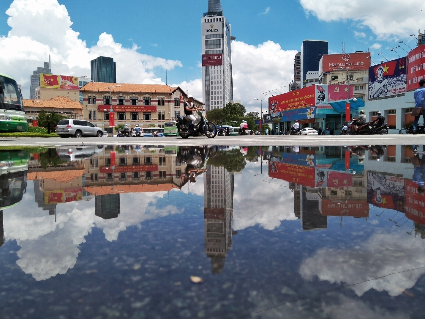 Một góc Quận 1 soi bóng nước vào buổi sáng.