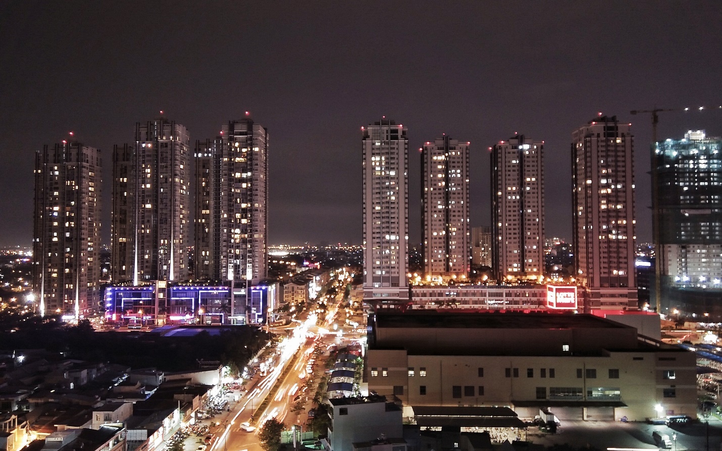 Đêm Sài Gòn hiện lên lung linh khi được phơi sáng bằng camera của Mirror 5.