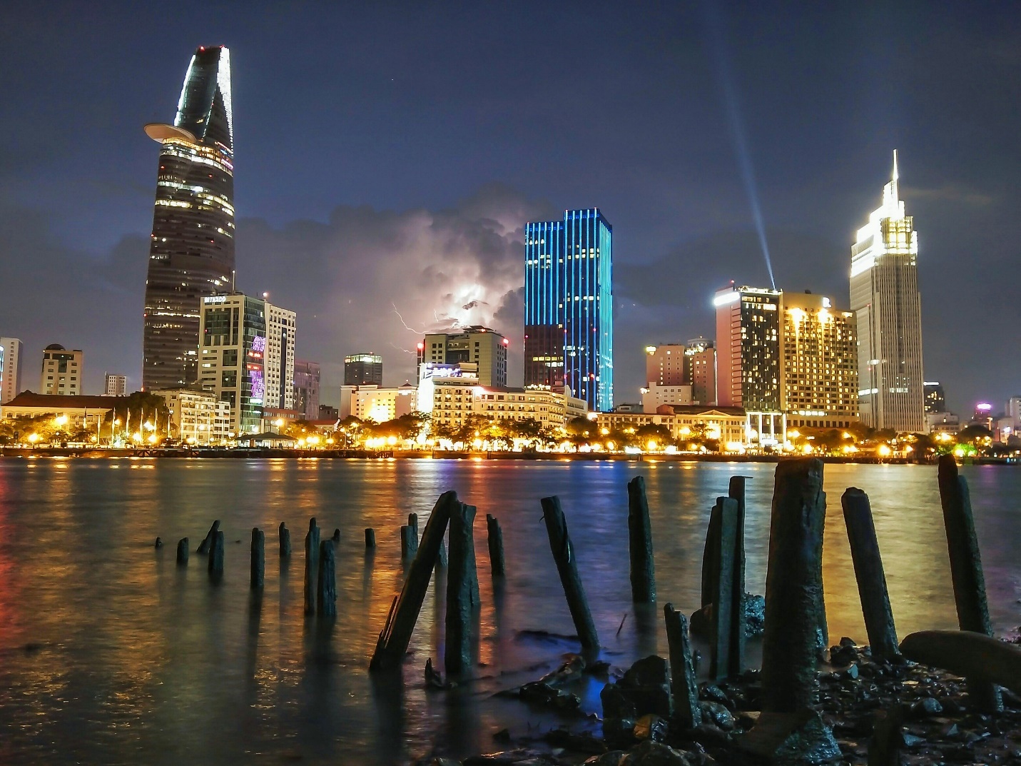 Sai Gon binh yen va da sac qua ong kinh smartphone Mirror 5 hinh anh