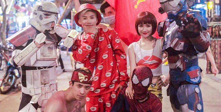 Một cảnh quay đầy màu sắc trong MV Ăn gì đây?