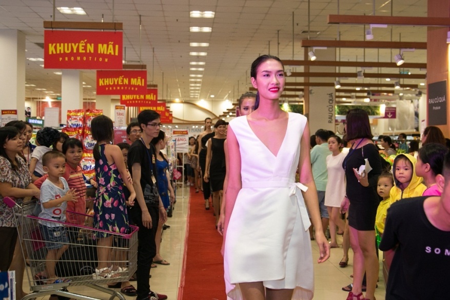 Top 5 VNTM tu tin catwalk giua sieu thi hinh anh