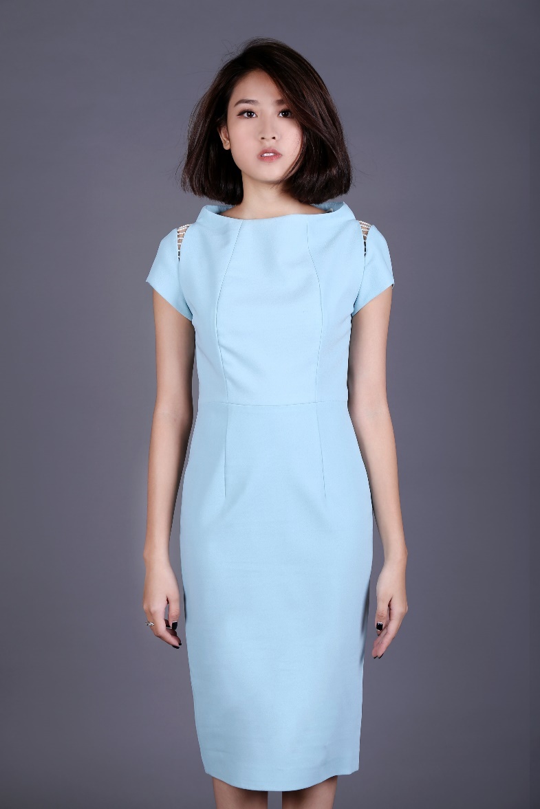 Bộ đầm liền thân có màu mint nhã nhặn này giúp người mặc nổi bật ở chốn văn phòng.