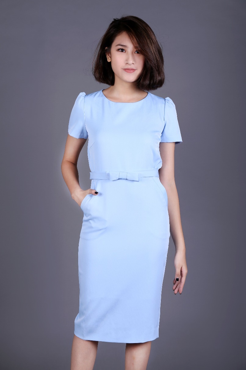 Phần vai bồng xinh xắn cùng chiếc nơ nhỏ đặt ở eo giúp cô gái này tôn thêm vẻ ngoài nữ tính.