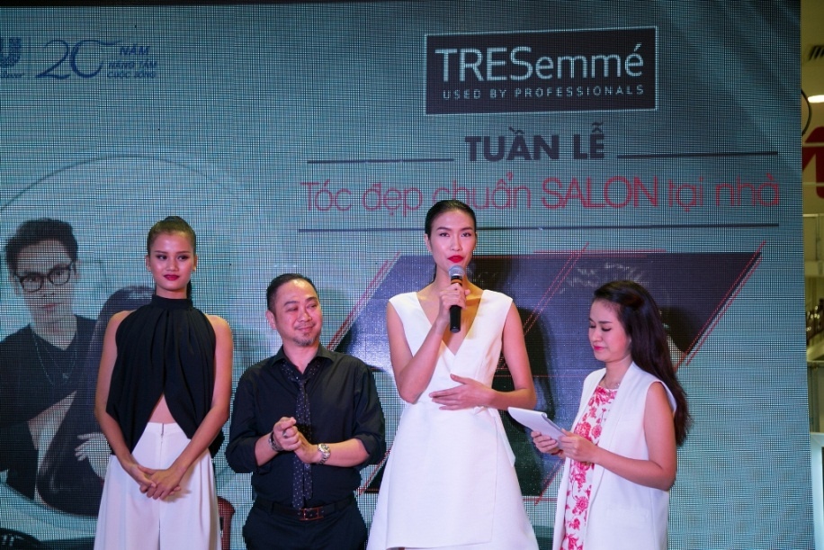 Nguyễn Oanh cũng cho rằng, mái tóc đẹp kết hợp cùng trang phục ăn ý không chỉ giúp người mẫu mà còn giúp mọi cô gái tự tin xuất hiện trong mọi hoàn cảnh. Oanh chia sẻ: “Nên lựa chọn những sản phẩm có chứa Keratin giúp tóc luôn vào nếp”.