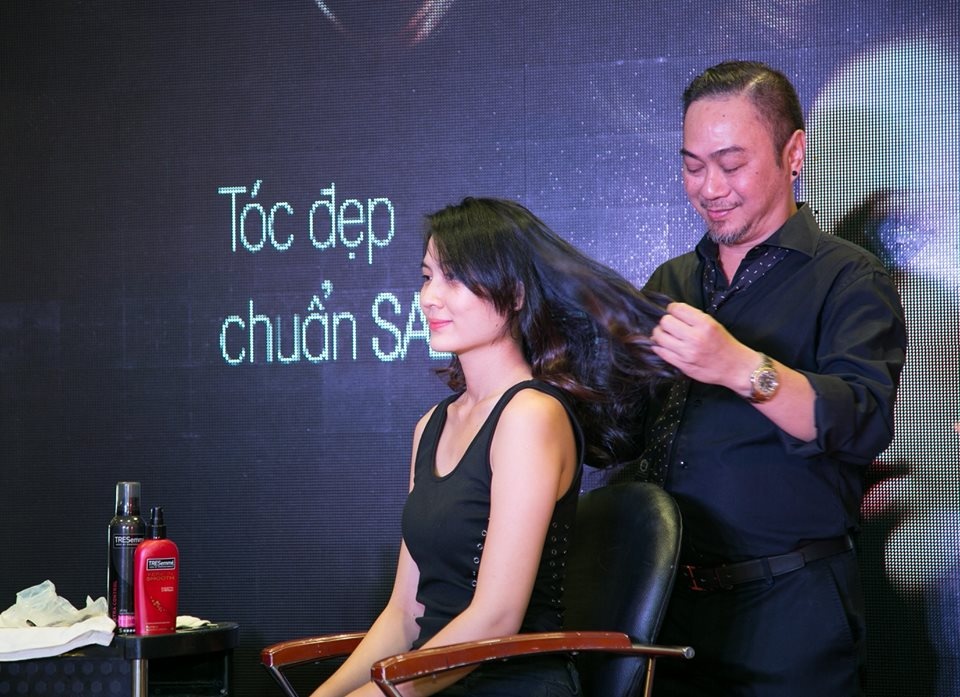 Trần Mạnh Thìn thay đổi kiểu tóc cho một khách hàng ngay tại sân khấu bằng các sản phẩm chăm sóc tóc chuyên nghiệp TRESemmé.