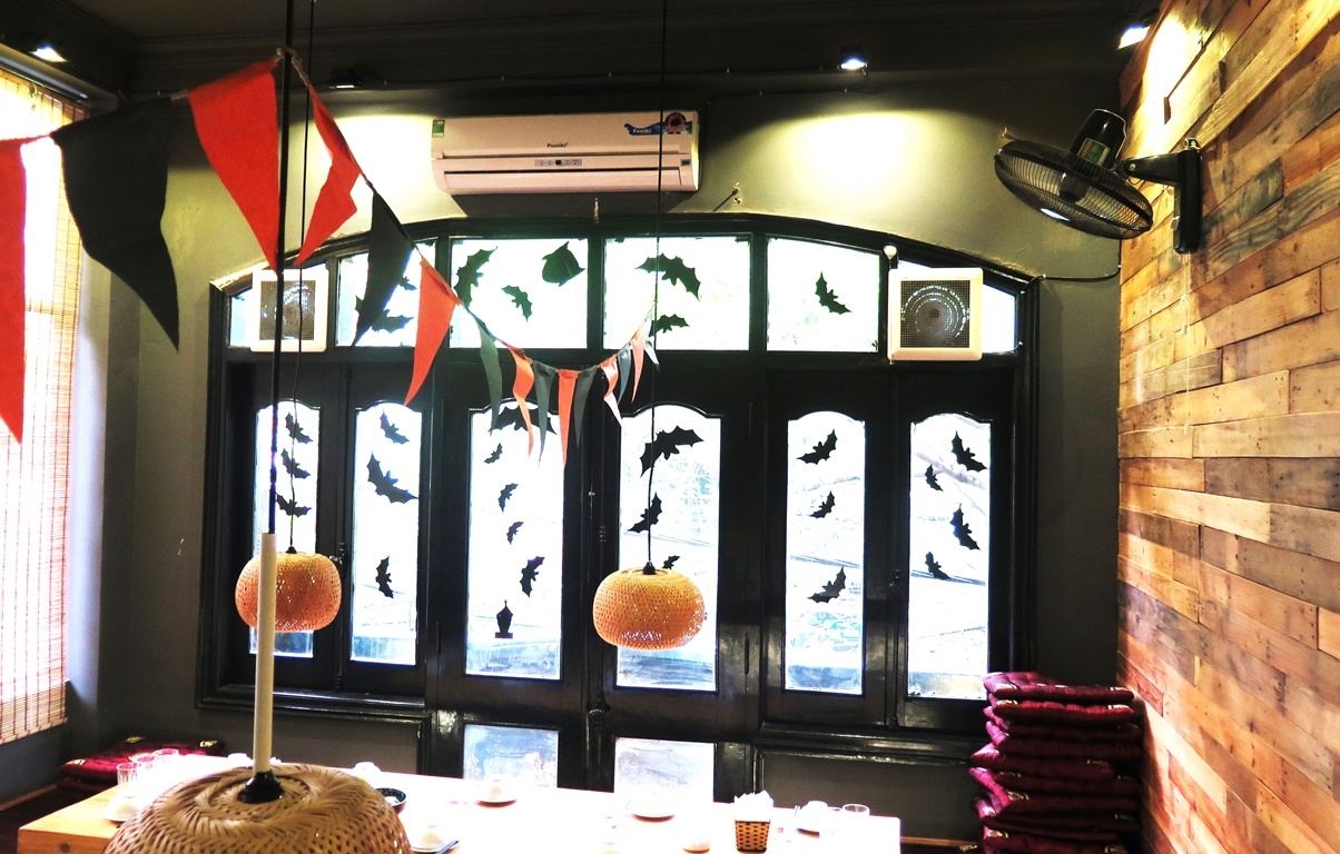 Thuc don con trung trong ngay Halloween tai Quan Kien hinh anh