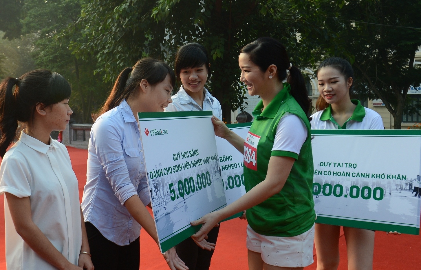 Người đẹp trao phần quà từ Quỹ học bổng dành cho các bạn sinh viên nghèo vượt khó.