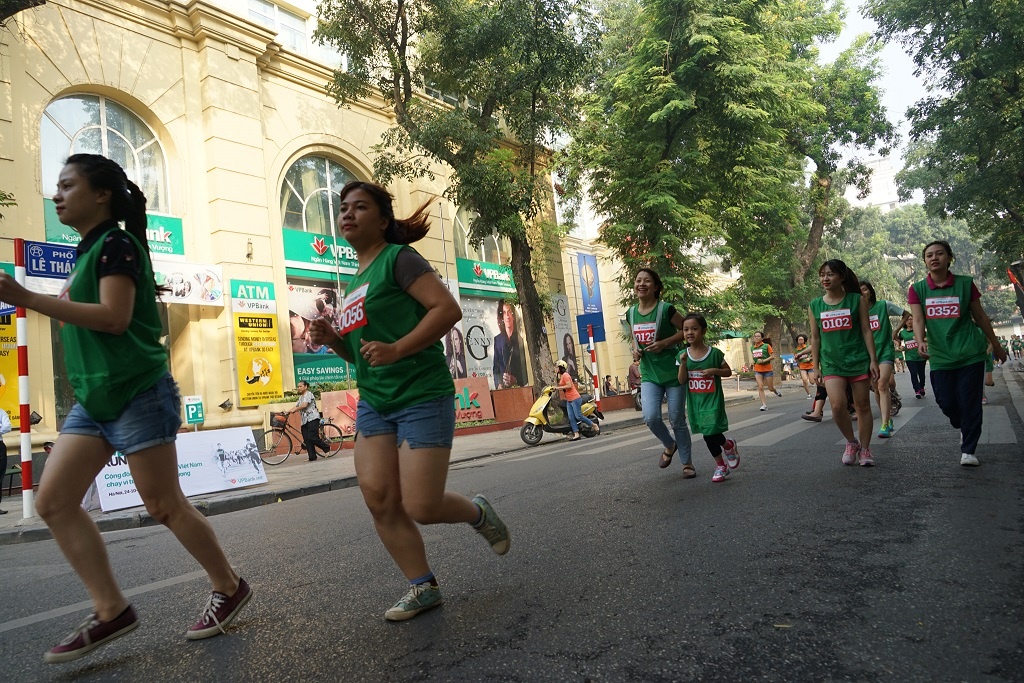 Những người tham gia chạy chia thành từng nhóm: nam trên 35 tuổi chạy 2 vòng, nữ trên 35 tuổi chạy một vòng; nữ dưới 35 tuổi chạy 2 vòng và nam dưới 35 tuổi chạy 3 vòng.