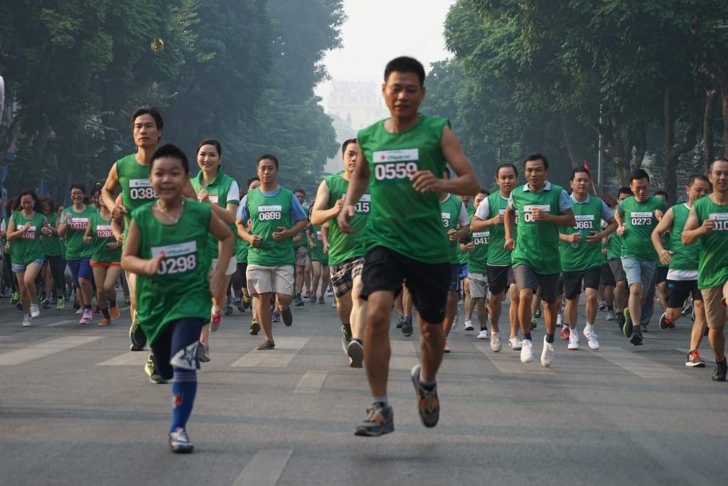 2.000 nguoi chay bo vi quy hoc bong sinh vien hinh anh