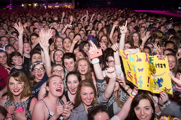 Gioi tre ro trao luu du lich ket hop xem show nhac quoc te hinh anh