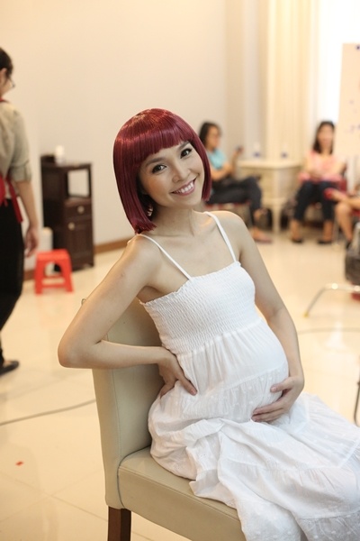 Bà bầu xì tin mang phong cách Hiền Thục