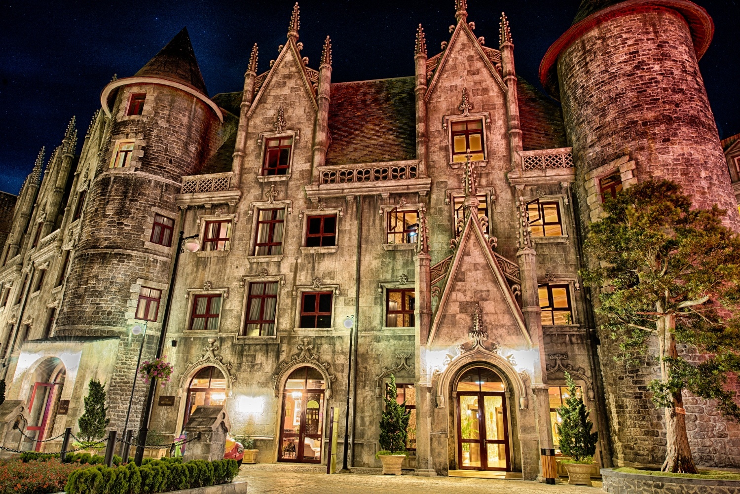 Kham pha ve dep huyen bi cua Ba Na Hills dip Halloween hinh anh