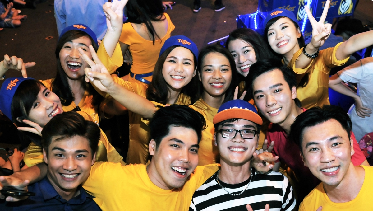 Buổi biểu diễn tại phố cổ thu hút hàng nghìn lượt người theo dõi này do nhãn hàng Tiger Beer tổ chức. Khác với những chương trình biểu diễn trong nhà, sự kiện mang đến cho người tham dự không gian phá cách, dễ dàng tương tác và hòa mình vào các tiết mục.