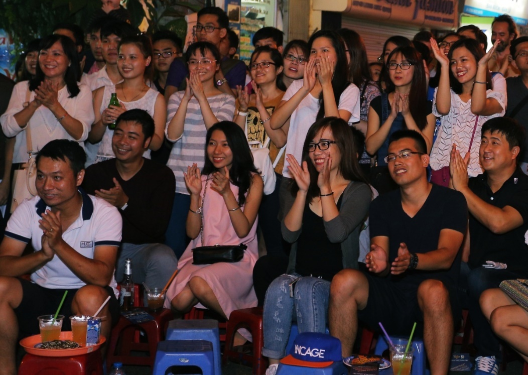 Buổi biểu diễn tại phố cổ thu hút hàng nghìn lượt người theo dõi này do nhãn hàng Tiger Beer tổ chức. Khác với những chương trình biểu diễn trong nhà, sự kiện mang đến cho người tham dự không gian phá cách, dễ dàng tương tác và hòa mình vào các tiết mục.