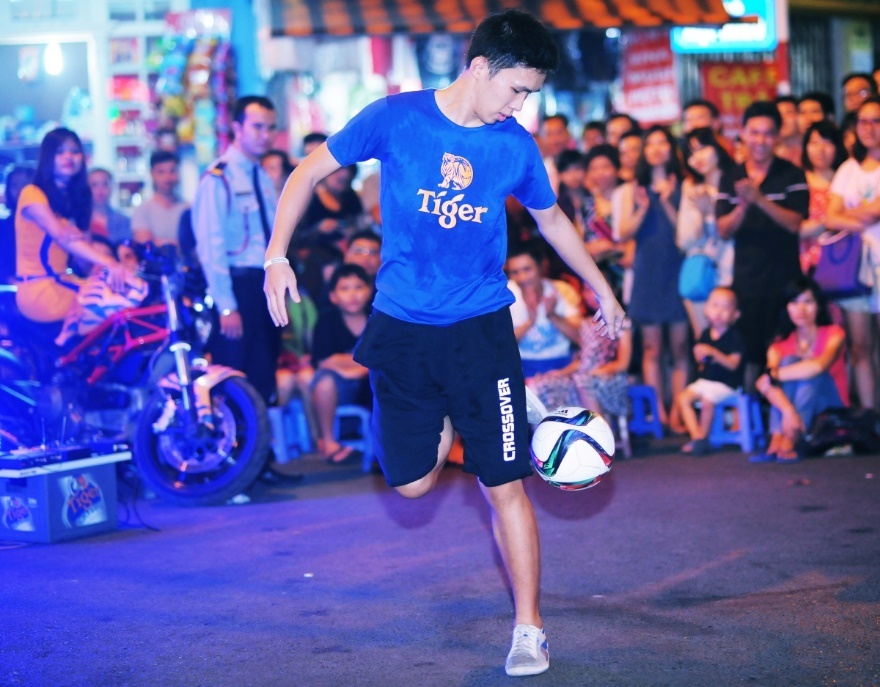 Cao thu bong da nghe thuat khuay dong pho co Ha Noi hinh anh