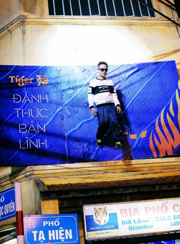 Một ảo thuật gia trẻ trình diễn tiết mục lơ lửng trên không độc đáo khiến tất cả người xem ngước nhìn thán phục.