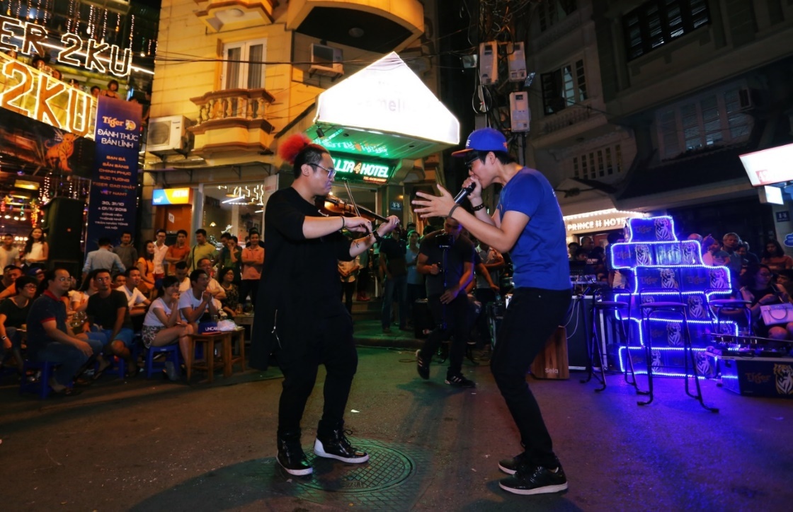 Trường Kickoff và Minh Kiên “song kiếm hợp bích”, kết hợp giữa violin và beatbox, làm không khí phố cổ càng nóng hơn.