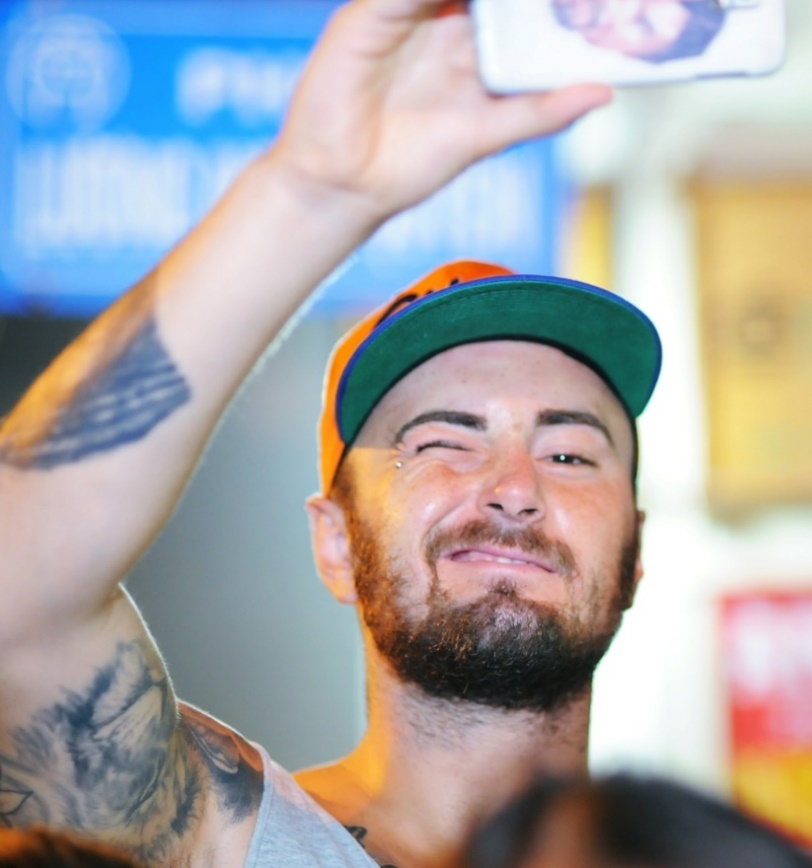 Khán giả nước ngoài có mặt tại phố cổ cũng vô cùng ấn tượng với các tiết mục, cùng hoà mình vào không khí lễ hội khắp phổ cổ và thích thú ghi lại màn trình diễn bằng điện thoại di động.