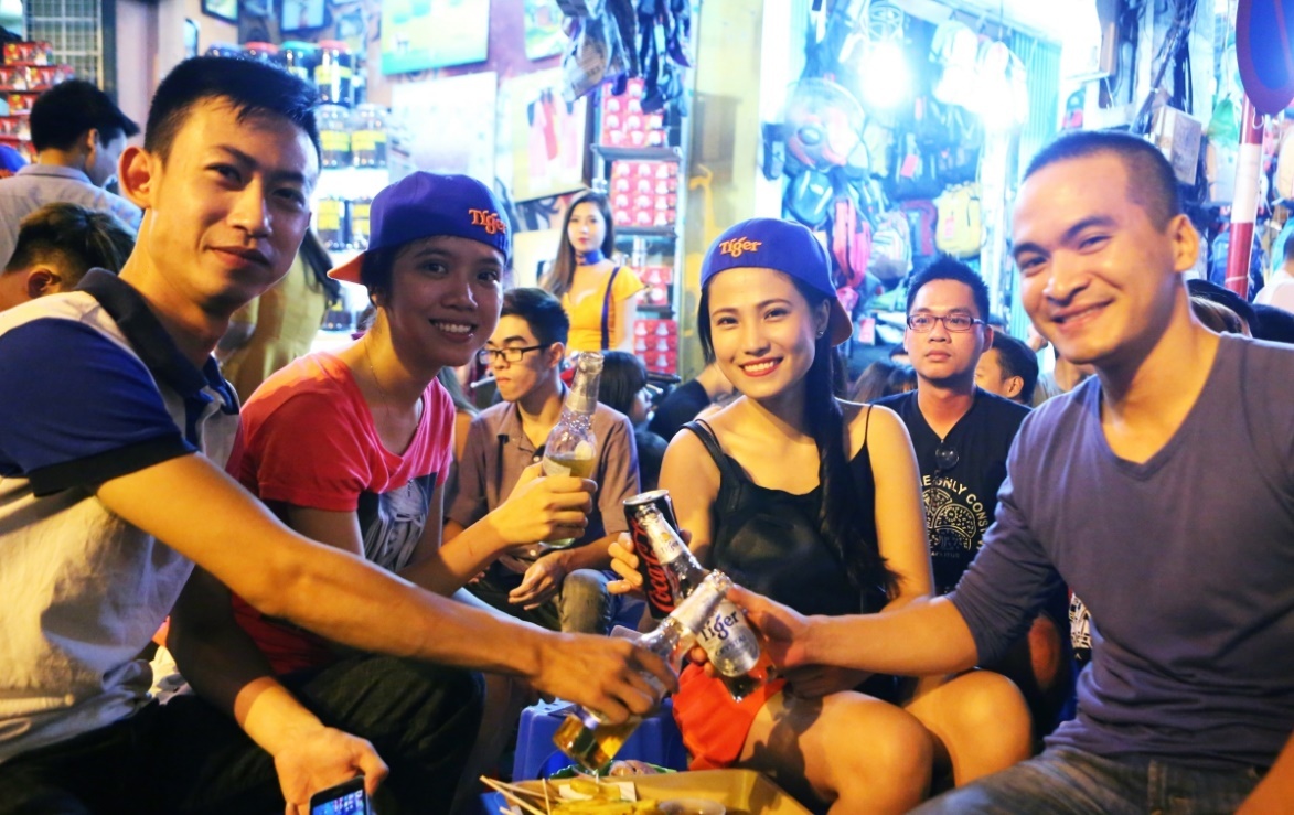 Các bạn trẻ chọn vị trí đẹp để vừa thưởng thức những màn trình diễn, vừa nhâm nhi ly bia mát lạnh.