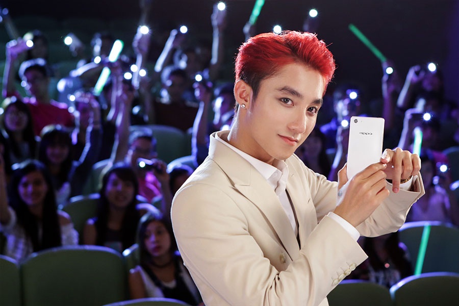 Nam ca sĩ thời thượng với mái tóc màu nổi.