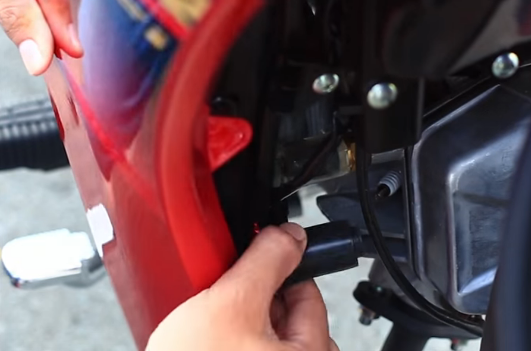 Cach kiem tra va thay bugi xe may hinh anh