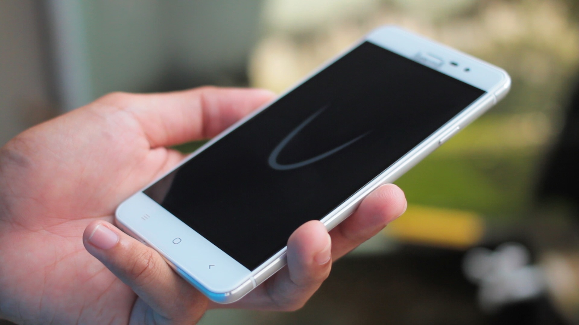 Smartphone chip 64-bit mong nhe tam gia 2 trieu dong hinh anh