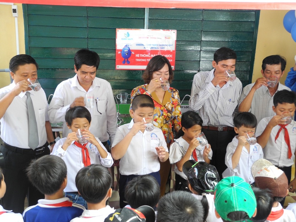  Thầy trò trường Tiểu học Phú Thuận (An Giang) vui mừng uống những giọt nước đầu tiên do chương trình trao tặng.