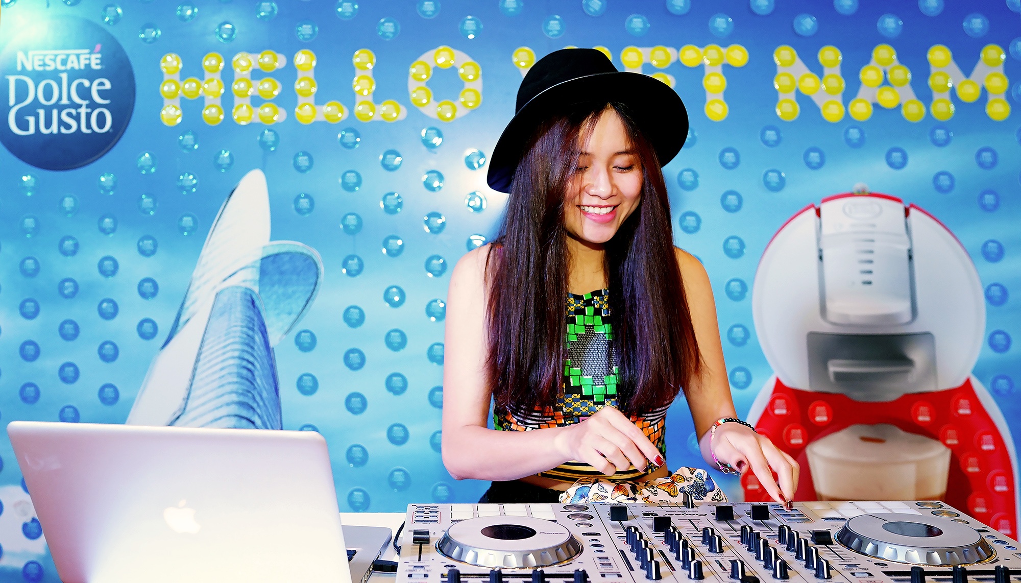 An tuong nghe thuat ca phe duong dai giua thanh pho hinh anh