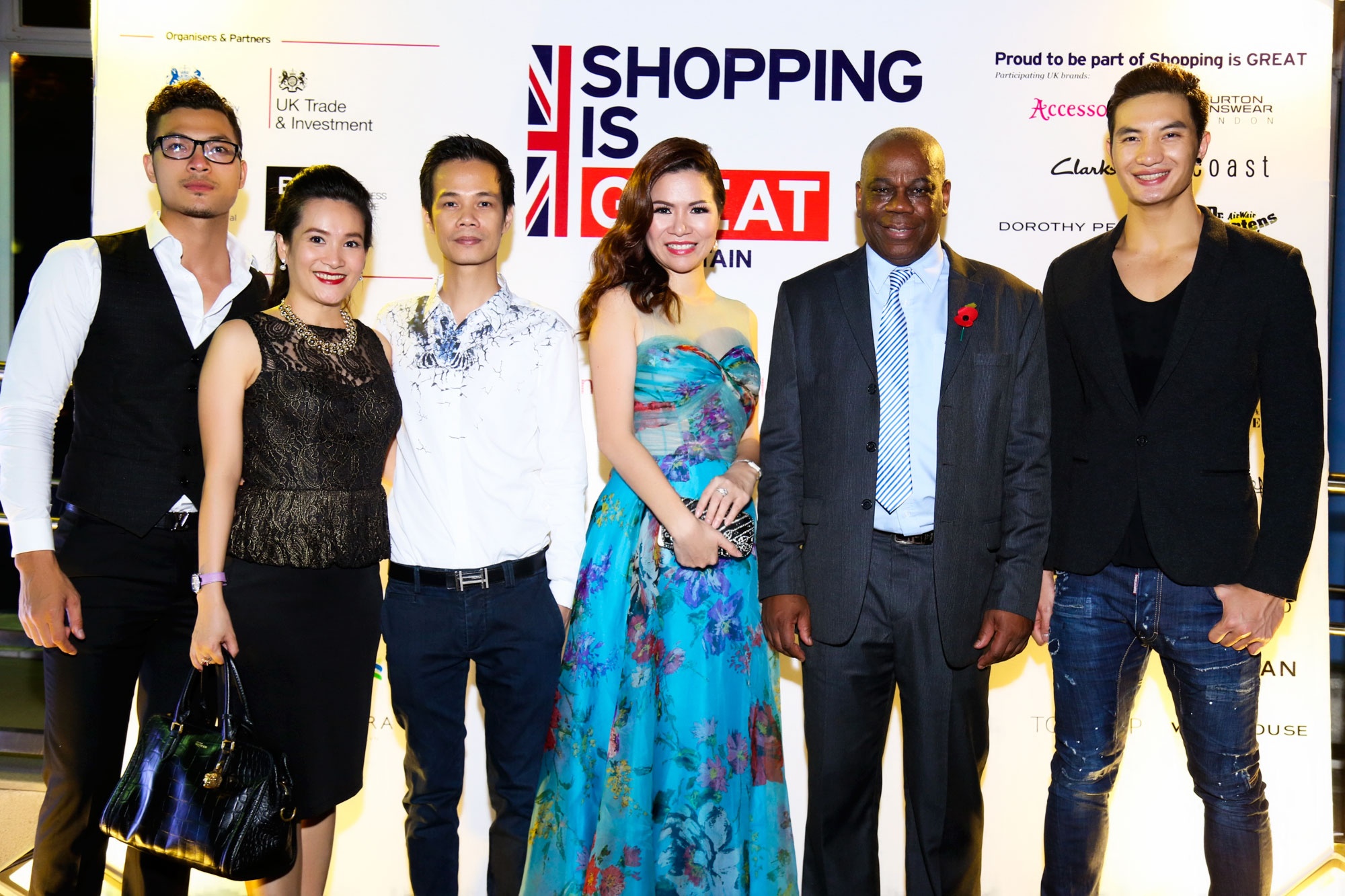 Dan khach moi sang trong du tiec Tong lanh su quan Anh hinh anh